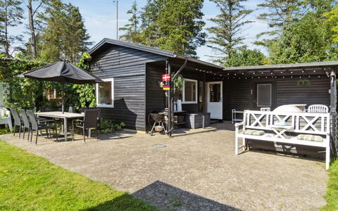 Annamie - 650M from the Sea: Maison, Arbuste, Domicile, Chalet, Siding, Ombre, Jardin, Porche, Cour, Batiments Jardin
