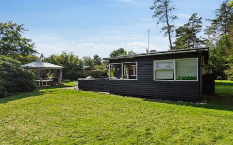 Annamie - 650M from the Sea: Herbe, Maison, Arbuste, Chalet, Domicile, Lot Terre, Jardin, Batiments Jardin, Pelouse, Siding