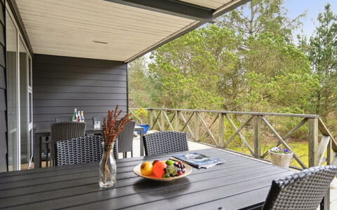 Otso - 200M from the Sea: Toit, Maison, Domicile, Chalet, Porte, Siding, Plate-Forme, Porche, Planche, Dur