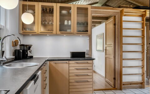Merte - 300M from the Sea: Meubles, Design Intérieur, Cuisine, Bois, Sol, Cabinetry, Plafond, Appareil De Cuisine, Comptoir, Sol