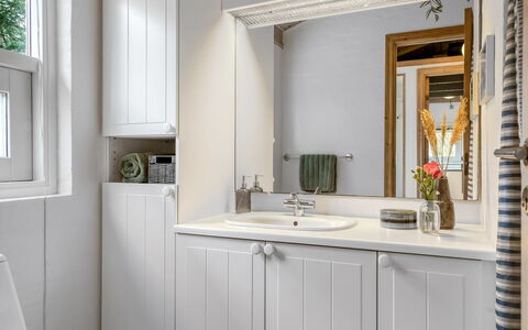 Merte - 300M from the Sea: Mur, Luminaire Plomberie, Miroir, Design Intérieur, Évier, Lavabo, Armoire De Toilette, Cabinetry, Salle De Bains, Robinet