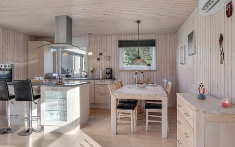 Mikko - 2.2Km from the Sea: Meubles, Design Intérieur, Sol, Bois, Sol, Plafond, Parquet, Chaise, Table, Éclairage