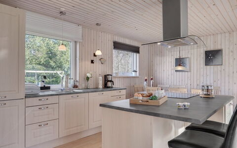 Mikko - 2.2Km from the Sea: Meubles, Design Intérieur, Sol, Bois, Sol, Plafond, Parquet, Chaise, Table, Éclairage