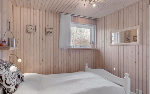Mikko - 2.2Km from the Sea: Meubles, Design Intérieur, Sol, Bois, Sol, Plafond, Parquet, Chaise, Table, Éclairage