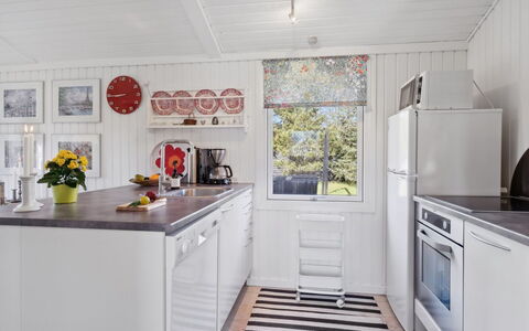 Hellevi - from the Sea: Bois, Cuisine, Design Intérieur, Principaux Appliance, Sol, Meubles, Appareil De Cuisine, Plafond, Comptoir, Domicile