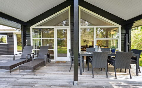 Hejdi - 350M from the Sea: Toit, Maison, Domicile, Chalet, Porte, Siding, Plate-Forme, Porche, Planche, Dur