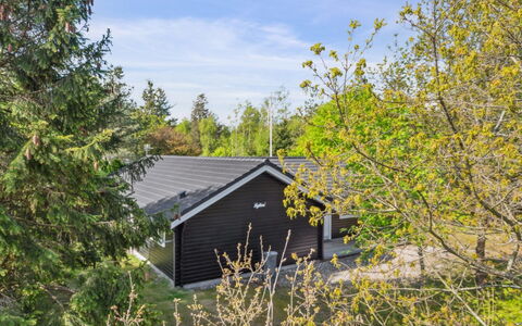 Hejdi - 350M from the Sea: Toit, Maison, Domicile, Chalet, Porte, Siding, Plate-Forme, Porche, Planche, Dur