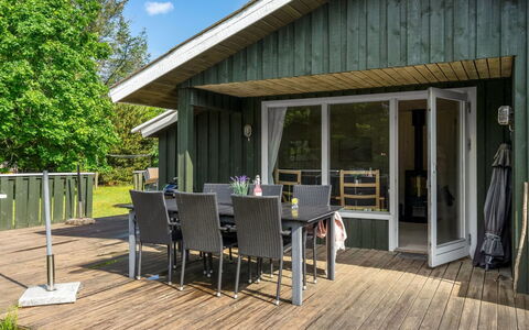 Myrna - 300M from the Sea: Piscine, Mobilier De Jardin, Meubles, Recours, Dalle, Eco Hôtel, Ombre, Chaise, Loisir, Biens