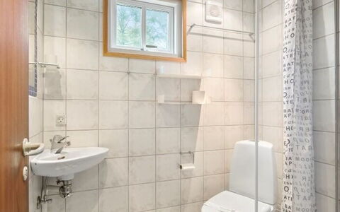 Ingalise - 500M from the Sea: Mur, Sol, Sol, Bois, Luminaire Plomberie, Design Intérieur, Salle De Bains, Toilette, Pièce, Plomberie