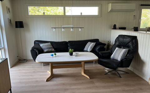 Meline - 350M from the Sea: Meubles, Sol, Bois, Design Intérieur, Sol, Parquet, Éclairage, Pièce, Canapé, Salon