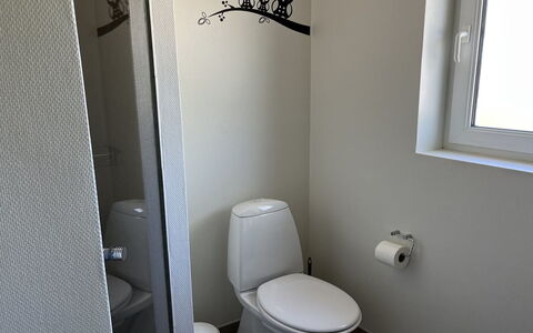 Meline - 350M from the Sea: Siège De Toilette, Toilette, Luminaire Plomberie, Salle De Bains, Sol, Sol, Design Intérieur, Plomberie, Pièce, Tuile