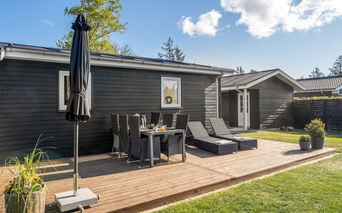 Meline - 350M from the Sea: Toit, Maison, Domicile, Chalet, Siding, Biens, Allée, Batiments Jardin, Cour, Cabanon