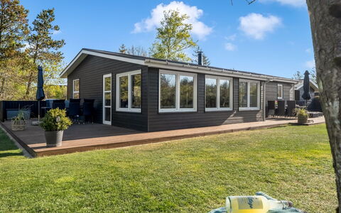 Meline - 350M from the Sea: Toit, Maison, Domicile, Chalet, Siding, Biens, Allée, Batiments Jardin, Cour, Cabanon
