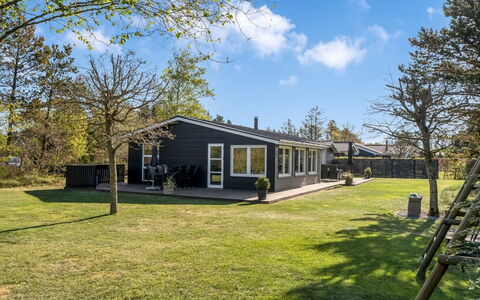 Meline - 350M from the Sea: Toit, Maison, Domicile, Chalet, Siding, Biens, Allée, Batiments Jardin, Cour, Cabanon