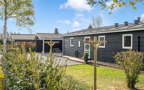 Meline - 350M from the Sea: Toit, Maison, Domicile, Chalet, Siding, Biens, Allée, Batiments Jardin, Cour, Cabanon