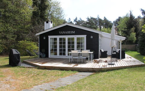 Astrid - 875M from the Sea: Bois, Chalet, Porche, Domicile, Plate-Forme, Batiments Jardin, Mobilier De Jardin, Structure En Plein Air, Chaise, Cour