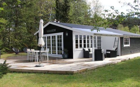 Astrid - 875M from the Sea: Toit, Chalet, Domicile, Porte, Porche, Batiments Jardin, Siding, Mobilier De Jardin, Structure En Plein Air, Plate-Forme