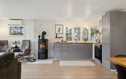 Astrid - 875M from the Sea: Sol, Bois, Meubles, Cuisine, Design Intérieur, Appareil De Cuisine, Sol, Cabinetry, Électroménager, Domicile
