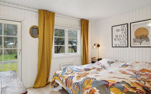 Astrid - 875M from the Sea: Bois, Design Intérieur, Chambre, Lit, Sol, Meubles, Drap De Lit, Domicile, Plafond, Linge