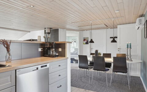 Erhardt - 800M from the Sea: Sol, Design Intérieur, Meubles, Comptoir, Cuisine, Bois, Plafond, Cabinetry, Sol, Luminaire