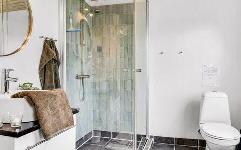 Sigfred - 1.5Km from the Sea: Sol, Luminaire Plomberie, Salle De Bains, Design Intérieur, Sol, Plomberie, Douche, Toilette, Armoire De Toilette, Tuile