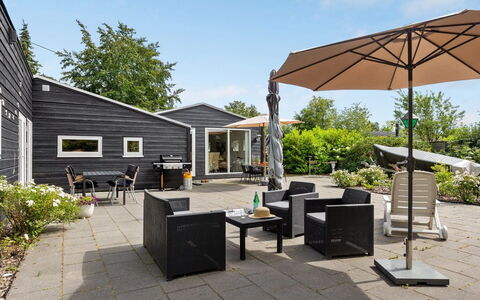 Sigfred - 1.5Km from the Sea: Meubles, Domicile, Chaise, Toit, Mobilier De Jardin, Ombre, Porte, Chalet, Porche, Siding