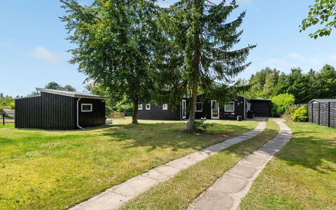 Sigfred - 1.5Km from the Sea: Pelouse, Jardin, Cour, Aménagement Paysager, Ombre, Parc, Batiments Jardin, Arrière-Cour, À Feuilles Persistantes