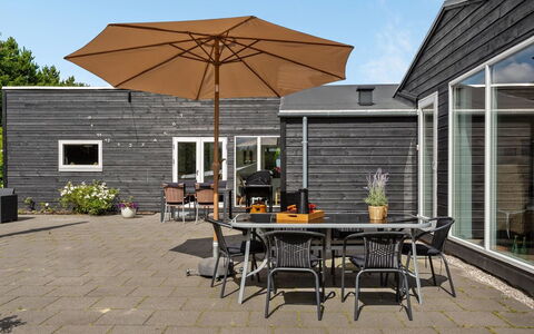 Sigfred - 1.5Km from the Sea: Bois, Tache De Bois, Planche, Dur, Chalet, Plate-Forme, Siding, Ombre, Parquet, Batiments Jardin