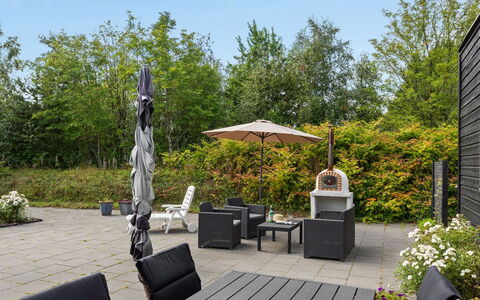 Sigfred - 1.5Km from the Sea: Meubles, Design Intérieur, Sol, Bois, Sol, Plafond, Parquet, Chaise, Table, Éclairage