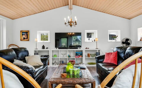Sigfred - 1.5Km from the Sea: Meubles, Design Intérieur, Sol, Bois, Sol, Plafond, Parquet, Chaise, Table, Éclairage