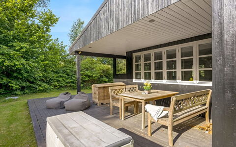 Sunaj - from the Sea: Toit, Maison, Domicile, Chalet, Siding, Biens, Allée, Batiments Jardin, Cour, Cabanon