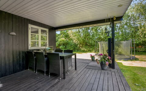 Sunaj - from the Sea: Toit, Maison, Domicile, Chalet, Siding, Biens, Allée, Batiments Jardin, Cour, Cabanon
