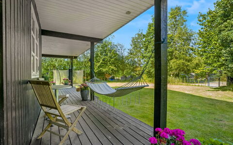 Sunaj - from the Sea: Toit, Maison, Domicile, Chalet, Siding, Biens, Allée, Batiments Jardin, Cour, Cabanon