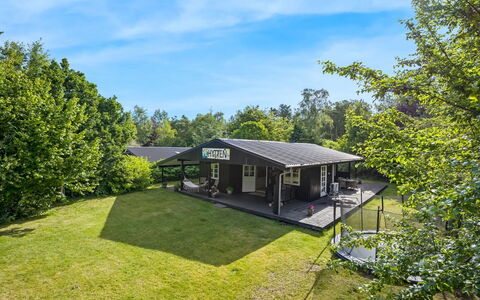 Sunaj - from the Sea: Toit, Maison, Domicile, Chalet, Siding, Biens, Allée, Batiments Jardin, Cour, Cabanon
