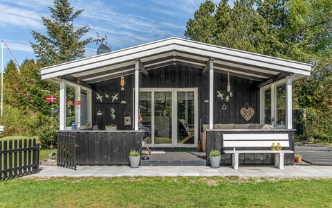 Ditleif - 400M from the Sea: Piscine, Mobilier De Jardin, Meubles, Recours, Dalle, Eco Hôtel, Ombre, Chaise, Loisir, Biens