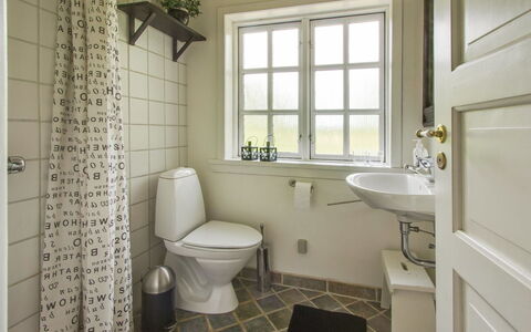 Gaetana - 1.6Km from the Sea: Luminaire Plomberie, Sol, Design Intérieur, Sol, Salle De Bains, Plomberie, Toilette, Robinet, Tuile, Siège De Toilette
