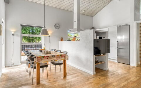 Karstina - 1Km from the Sea: Sol, Design Intérieur, Sol, Bois, Plafond, Meubles, Cuisine, Parquet, Luminaire, Éclairage