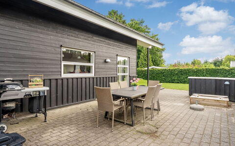 Karstina - 1Km from the Sea: Siding, Domicile, Maison, Porte, Chalet, Porche, Pelouse, Cour, Plate-Forme, Biens