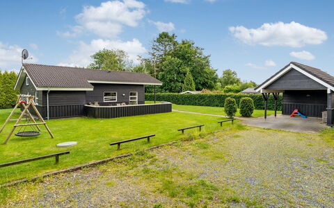 Karstina - 1Km from the Sea: Maison, Toit, Domicile, Chalet, Pelouse, Biens, Ferme, Cour, Jardin, Ombre