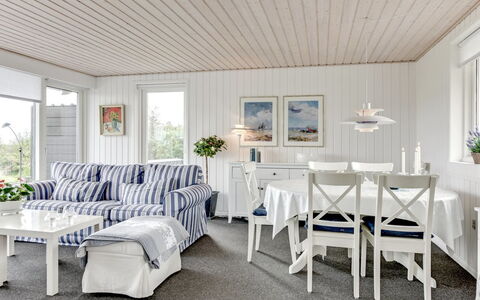 Mumme - 100M from the Sea: Meubles, Design Intérieur, Table, Chaise, Plafond, Domicile, Sol, Sol, Salon, Table Cuisine Et Salle A Manger