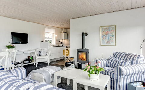 Mumme - 100M from the Sea: Meubles, Design Intérieur, Salon, Domicile, Plafond, Canapé, Chaise, Pièce, Table Basse