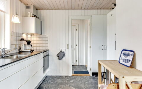Mumme - 100M from the Sea: Sol, Bois, Sol, Cuisine, Appareil De Cuisine, Comptoir, Principaux Appliance, Design Intérieur, Cabinetry, Domicile