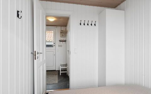 Mumme - 100M from the Sea: Mur, Bois, Design Intérieur, Plafond, Sol, Sol, Chambre, Pièce, Lit, Luminaire