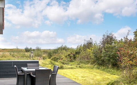 Mumme - 100M from the Sea: Ciel, Arbuste, Nuage, Lot Terre, Jardin, Chaise, Dur, Mobilier De Jardin, Aménagement Paysager