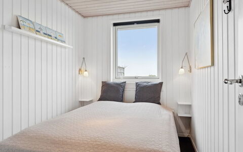 Mumme - 100M from the Sea: Bois, Sol, Sol, Chambre, Plafond, Literie, Drap De Lit, Lit, Dur, Tache De Bois