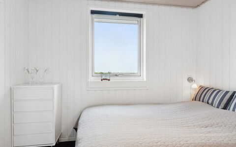 Mumme - 100M from the Sea: Bois, Plafond, Chambre, Design Intérieur, Sol, Sol, Drap De Lit, Lit, Literie, Pièce