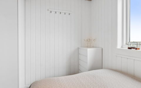 Mumme - 100M from the Sea: Mur, Bois, Chambre, Sol, Sol, Design Intérieur, Plafond, Lit, Éclairage, Literie
