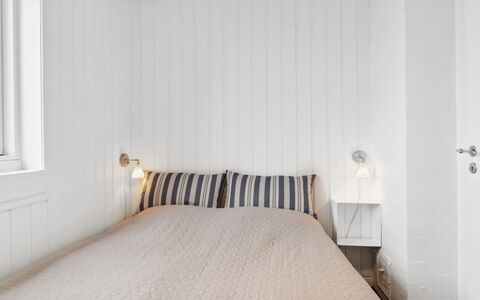Mumme - 100M from the Sea: Mur, Bois, Chambre, Design Intérieur, Sol, Plafond, Sol, Lit, Drap De Lit, Linge