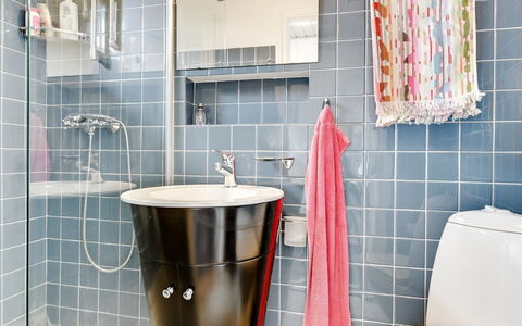 Mumme - 100M from the Sea: Luminaire Plomberie, Salle De Bains, Design Intérieur, Sol, Sol, Tuile, Plomberie, Toilette, Robinet, Évier