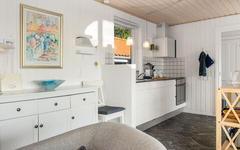 Mumme - 100M from the Sea: Meubles, Design Intérieur, Sol, Comptoir, Sol, Bois, Cuisine, Plafond, Cabinetry, Luminaire